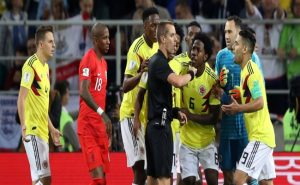 تصرفات لاعبي كولومبيا ضد حكم مباراة إنكلترا يدفع ” فيفا ” لتغيير قوانين اللعبة