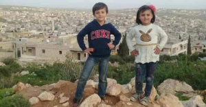 حلب : رجل يقتل طفله بطريقة مروعة أمام شقيقته الصغرى وسط ظروف غامضة ( فيديو )