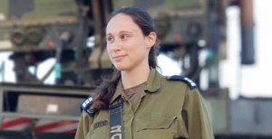 المتحدث باسم الجيش الإسرائيلي ينشر صورة و تصريح ” قائدة الباتريوت ” التي أسقطت طائرة سورية