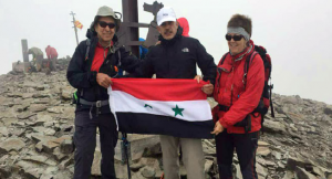 سانا : ” صيدلاني سوري يرفع العلم الوطني على قمة جبل إسباني للتأكيد على جدارة السوريين ” !