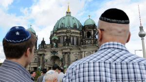 ألمانيا : بروفيسور إسرائيلي يتعرض للضرب بسبب ” الكيباه ” .. و الشرطة تهاجمه ظناً منها أنه الجاني