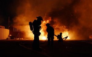 الإمارات : شاب عربي يحرق المنزل بوالده و زوجته ثم يحاول الانتحار