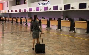 سائحة أمريكية تحمل في حقيبتها ” قذيفة ” في مطار فيينا !