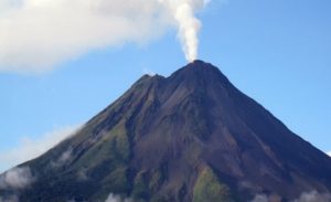 في إندونيسيا .. بركان يقذف حمماً زرقاء ! ( فيديو )