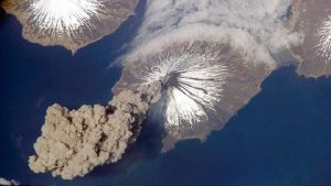 بركان ناء قد يعطل ثورانه السفر الجوي !