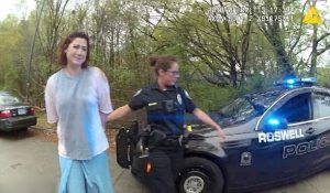 شرطيتان أميركيتان تستخدمان القرعة بشأن اعتقال امرأة ! ( فيديو )