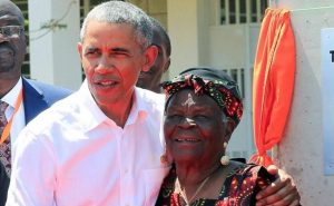 باراك أوباما يزور بلده الأصلي و يرقص مع جدته ( فيديو )