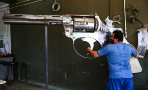 حداد تركي يصنع أضخم مسدس في العالم ! ( فيديو )