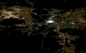 صحيفة سعودية : طيار سعودي يوثق مشهداً مذهلاً لمدينة مكة من ارتفاع 37 ألف قدم ( فيديو )