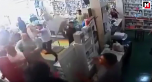 وسائل إعلام تركية : اعتقال سوريين تهجموا على صيدلية و تسببوا بإصابة عدة أشخاص بسبب ” دواء بديل ” ! ( فيديو )