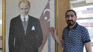 سوري ينجز لوحة ” فسيفساء ” لأتاتورك مستخدماً عشرات الآلاف من القطع و يقدمها هدية للرئيس التركي ( فيديو )