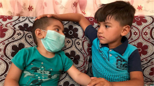 تركيا : طفلة سورية تتماثل للشفاء من  ” سرطان الدم ” بعد حصولها على خلايا جذعية من شقيقها ( فيديو )