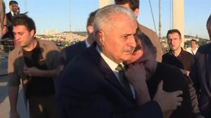صحيفة : ” رئيس وزراء تركيا يقنع مواطناً بالعدول عن الانتحار و يصطحبه معه إلى حفل زفاف ابنة وزير ” ! ( فيديو )