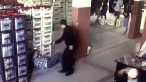 كأنه مشهد في فيلم .. تركيا : مسلح يطارد رجلاً في سوق ثم يفرغ مسدسه في جسده في وضح النهار ! ( فيديو )