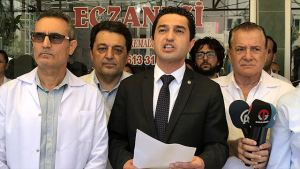 مسؤول تركي يصحح معلومات خاطئة نشرتها وسائل إعلام تركية عن ” سوريين هاجموا صيدلية بسبب دواء بديل ” ( فيديو )