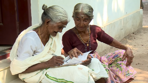 مسنة هندية بعمر الـ 96 تخضع لأول امتحان في المدرسة الابتدائية ! ( فيديو )
