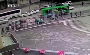 فتاة تتسبب بحادث دهس جماعي في روسيا ( فيديو )