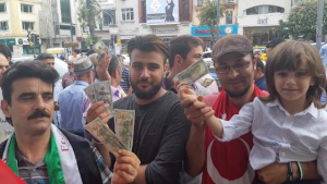 صحيفة تركية : سوريون يصرفون دولاراتهم دعماً لليرة التركية في اسطنبول ( فيديو )