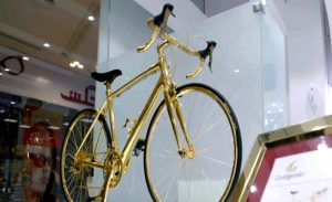 شركة بريطانية تنتج دراجة هوائية مطلية بالذهب ( فيديو )