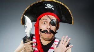 لماذا يضع القراصنة رقعة على أعينهم ؟