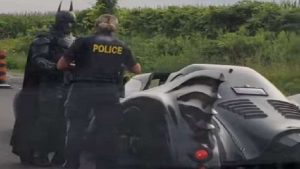 إلقاء القبض على ” بات مان ” في كندا ! ( فيديو )
