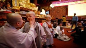 في تايلاند .. راهب بوذي ” يؤدب ” تلميذاً في التاسعة حتى الموت !
