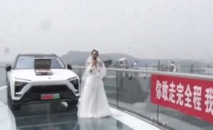 عروس صينية تقدم نفسها مع سيارة و أموال لخطيبها مقابل التغلب على مخاوفه .. فماذا فعل ؟ ( فيديو )