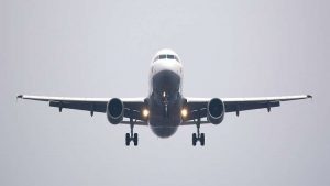 ” انفجار غريب ” في بطن مسافرة يجبر طائرة على الهبوط الاضطراري !