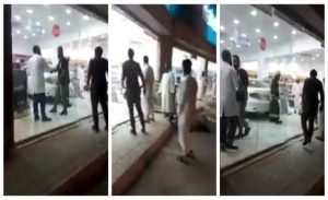 في السعودية .. سيارة تقتحم صيدلية و تستقر داخلها ! ( فيديو )