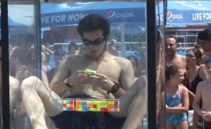 مراهق من جورجيا يحل 6 مكعبات روبك تحت الماء ! ( فيديو )