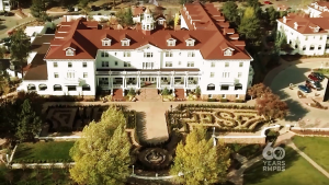 أمريكا : ” دب بني ” يتجول داخل فندق في كولورادو ! ( فيديو )