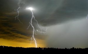 البرق يصدم سيدة بريطانية أثناء محاولتها تصوير العاصفة ( فيديو )