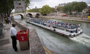استياء في باريس بسبب ” مبولة عامة ” صديقة للبيئة لكنها مكشوفة ( صور )