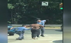 أمريكا : رجل هائج نصف عار يشبع أربعة رجال شرطة ضرباً ! ( فيديو )