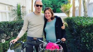 وزيرة نيوزيلندية تستقل دراجة هوائية لوضع مولودها الأول !