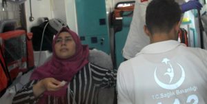 وكالة تركية : ” باعة سوريون يكسرون أنف سيدة لم تشتر من عندهم بعد أن أوقفت عربتهم ” ! ( فيديو )