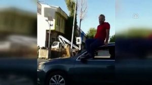 تركيا : الشرطة تبحث عن متهور يقود سيارته بقدميه و هو خارجها ! ( فيديو )