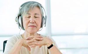 باحثون : الموسيقى تحد من شعور مرضى الخرف بالاكتئاب و التوتر