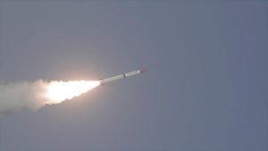 الحوثيون يقولون إنهم أطلقوا صاروخاً باليستياً على قاعدة سعودية