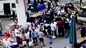 تركيا : انتشار مقطع مصور يظهر محاولة الشرطة حماية أربعيني حاول أهالي حي الاقتصاص منه بعد قيامه بفعل فاضح أمام طفلة ( فيديو )