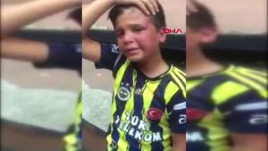 تركيا : مقطع مصور يظهر طفلاً سورياً تعرض للضرب من قبل عناصر الشرطة بسبب بيعه المناديل في الشارع ( فيديو )