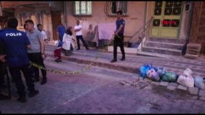 تركيا : مقتل سوري و إصابة آخرين جراء شجار استخدمت فيه ” السكاكين ” في اسطنبول ( فيديو )