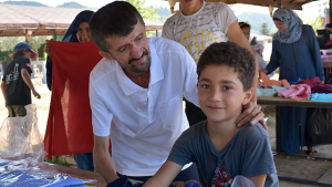 تركيا : ” بائع كعك ” يطلق حملة لجمع الثياب و توزيعها على الأطفال السوريين الأيتام في المخيمات قبيل عيد الأضحى ( فيديو )