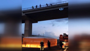 تركيا : الشرطة تنقذ سورياً حاول الانتحار بالقفز من أعلى جسر ( فيديو )