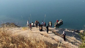 تركيا : وفاة طفلة سورية غرقاً في بحيرة خلال نزهة مع عائلتها ( فيديو )