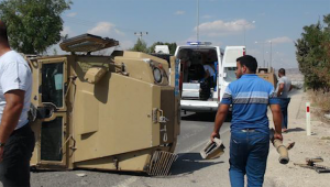 تركيا : إصابة شرطي و سوري جراء اصطدام سيارة الأخير بمدرعة للشرطة ( فيديو )