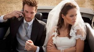 عروس أمريكية تهدد بحذف أصدقائها على ” فيسبوك ” لرفضهم حضور زفافها !