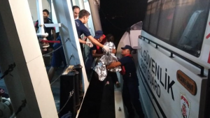 تركيا : وفاة لاجئين غرقاً و إنقاذ آخرين بينهم أطفال ( فيديو )