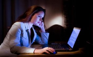 دراسة تكشف خطر العمل ليلاً على المرأة