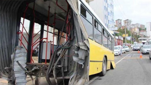 تركيا : حادث فريد من نوعه يقسم حافلة نقل عام إلى قسمين ! ( فيديو )